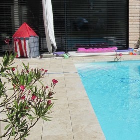 Carrelage travertin antidérapant pour plage de piscine, terrasse