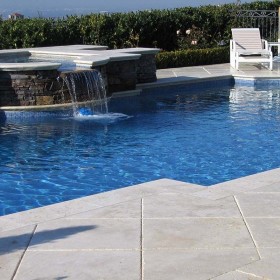 Travertin antidérapant pour piscine Pooly